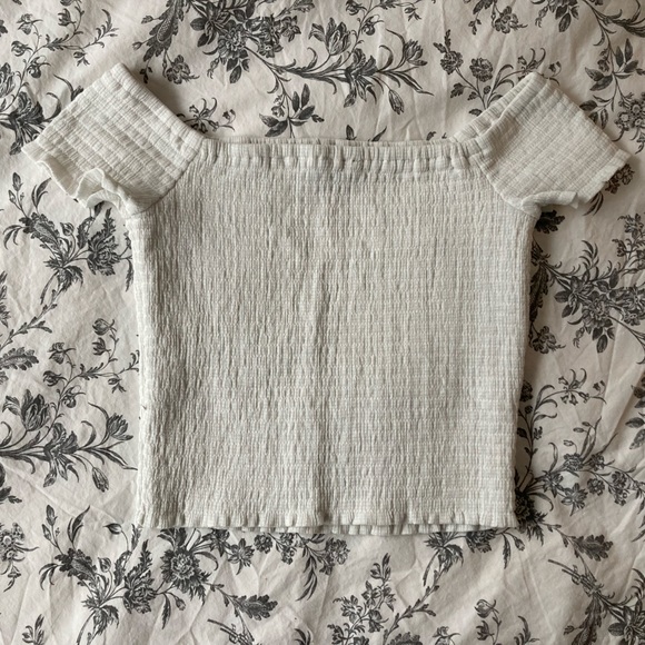 DYNAMITE White Off Shoulder Smocked Short Sleeve Crop Top ✨ 50% OFF BUNDLES ✨ - Picture 4 of 4